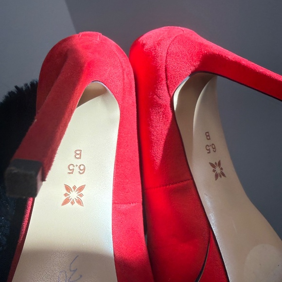 BCBG Go Red Pumps - Picture 3 of 5